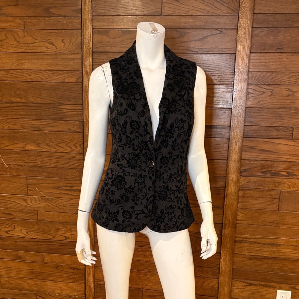 89th & Madison Women's Black Floral Vest